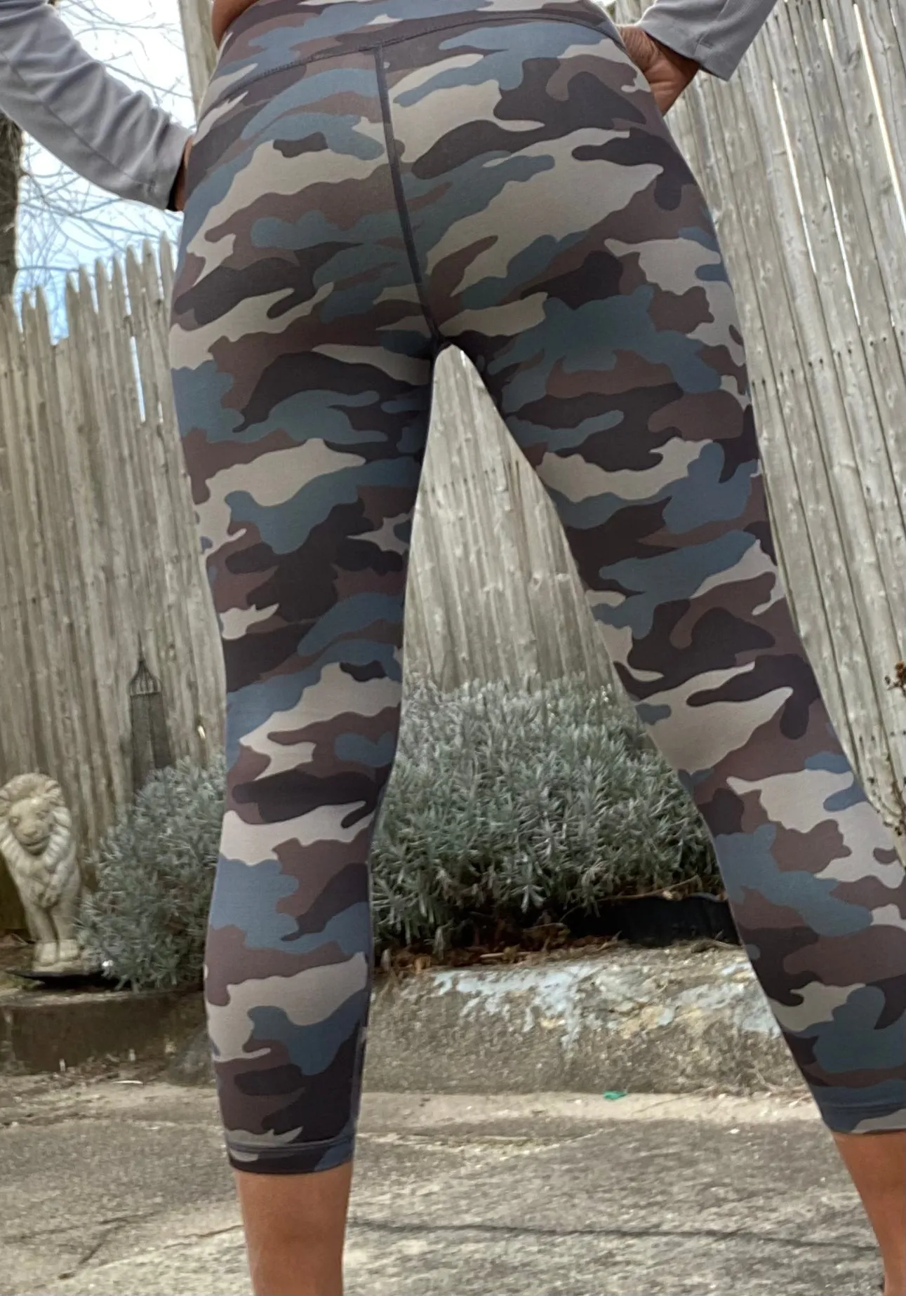 CAMO PRINT CAPRI LEGGINGS