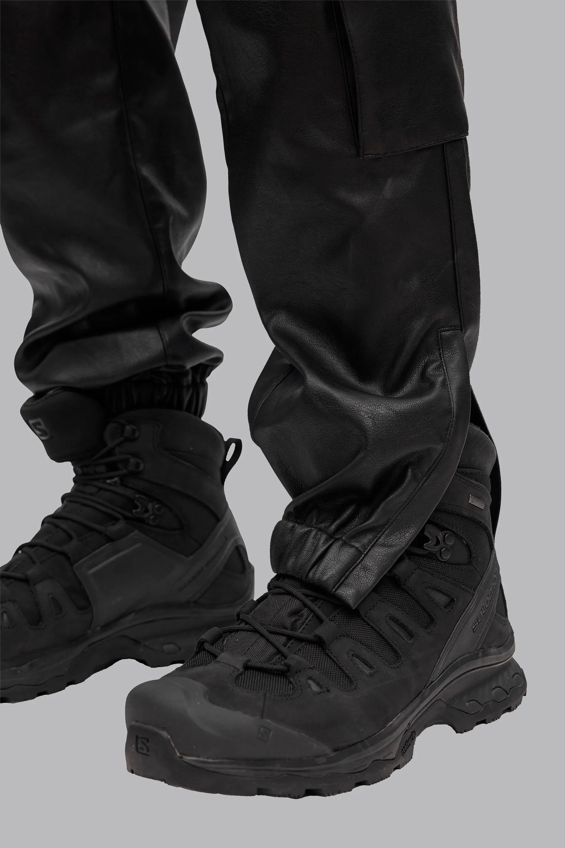 V_GAN LEATHER CARGO PANTS - Black